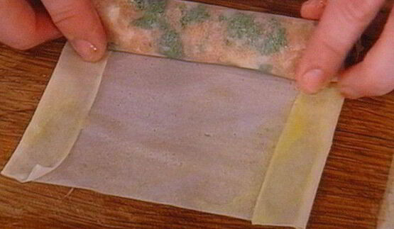 спринг-роллы с лососем и свежим шпинатом