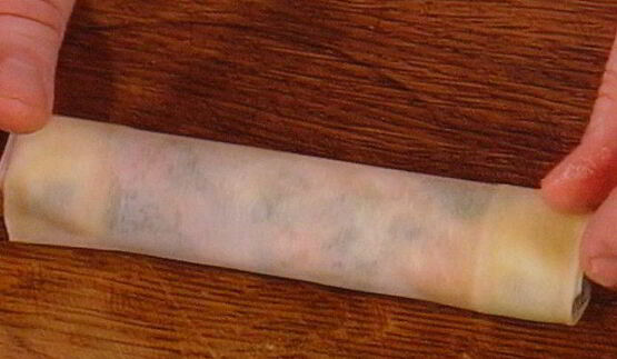 спринг-роллы с лососем и свежим шпинатом