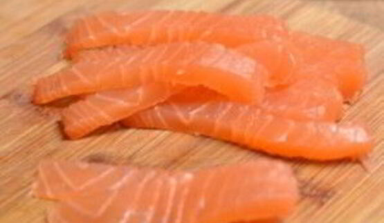 спринг-роллы с лососем