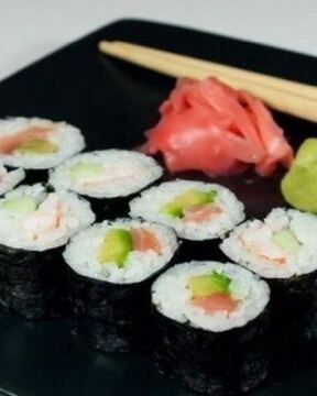 Японские роллы с лососем, авокадо и огурцом