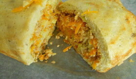кабачковый рулет на основе бисквитного теста с мясом