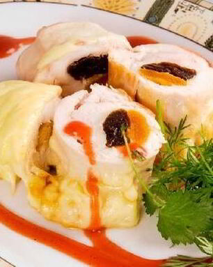 Куриные рулетики с курагой