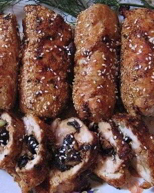 Куриные рулеты с черносливом и сметанным соусом