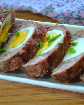 Мясной рулет с яйцом в духовке