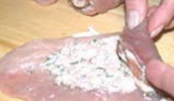 мясные рулетики с ореховой начинкой