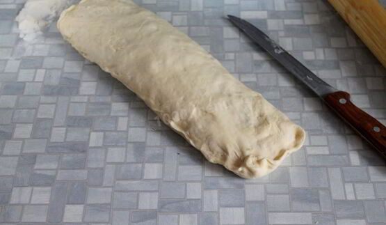 постный рулет с луком дрожжевой