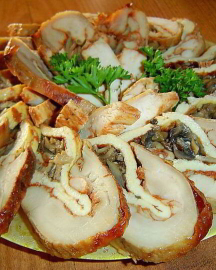 Рецепт рулета из курицы с омлетом и грибами