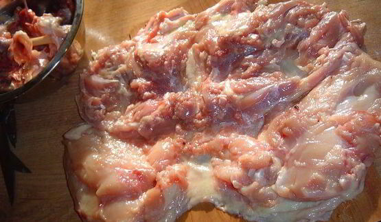 рулет из курицы с омлетом и грибами