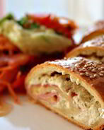 Рулет из творожного теста с ветчиной