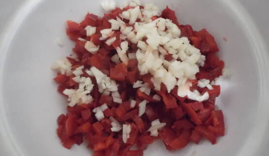 рулет куриный луковый