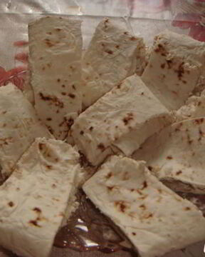 Рулет с пикантной творожной начинкой