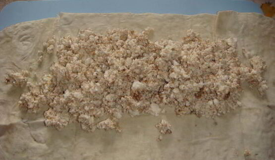 рулет с пикантной творожной начинкой