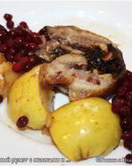 Рулет с яблоками и черносливом