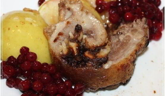 рулет с яблоками и черносливом