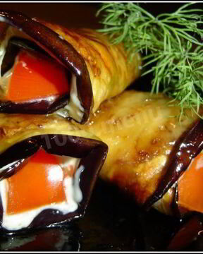 Рулетики из баклажанов с помидорами и чесноком