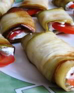 Рулетики из кабачков с помидорами