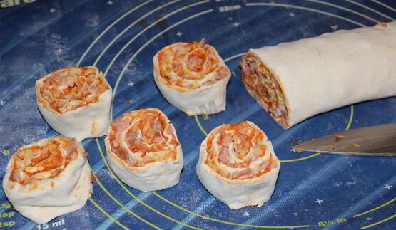 рулетики слоеные с сыром и беконом