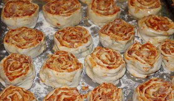 рулетики слоеные с сыром и беконом