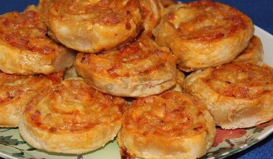 рулетики слоеные с сыром и беконом