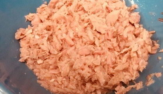 ржаные рулетики с тунцом