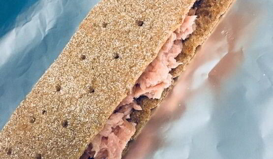 ржаные рулетики с тунцом