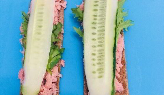 ржаные рулетики с тунцом