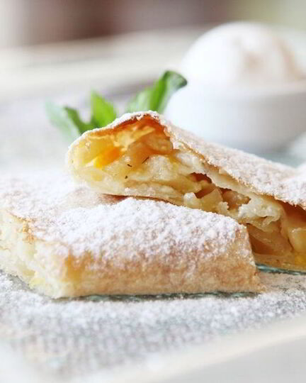 Рецепт слоеного рулета с яблоками