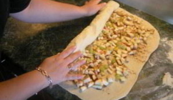 слоеный рулет с яблоками