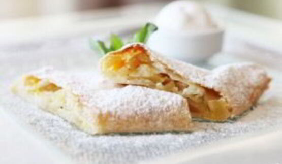 слоеный рулет с яблоками