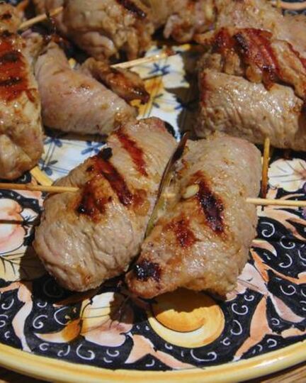 Рецепт телячьих рулетиков на шпажках с изюмом и орехами