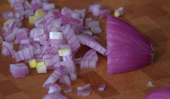 телячьи рулетики на шпажках с изюмом и орехами