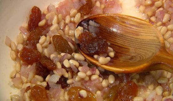 телячьи рулетики на шпажках с изюмом и орехами