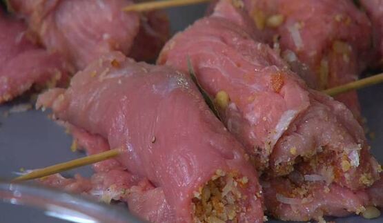 телячьи рулетики на шпажках с изюмом и орехами