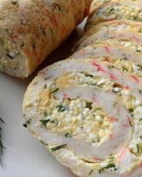 Закусочный рулет из крабовых палочек с сыром