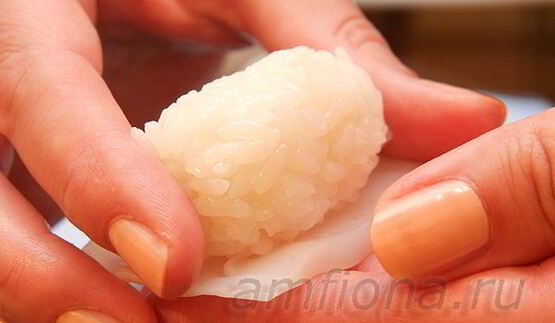 нигири-суши с кальмаром