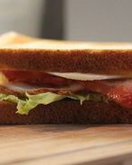 Клаб-сэндвич с беконом, яйцом и сыром