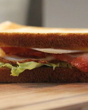 Клаб-сэндвич с беконом, яйцом и сыром