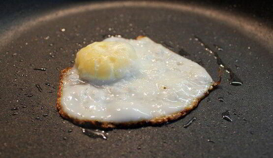 клаб-сэндвич с беконом, яйцом и сыром