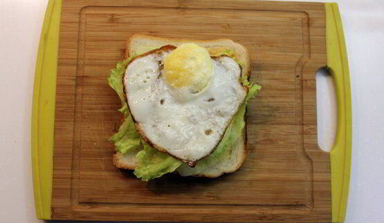 клаб-сэндвич с беконом, яйцом и сыром