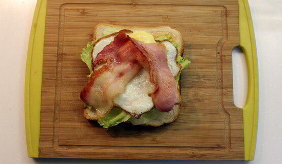 клаб-сэндвич с беконом, яйцом и сыром