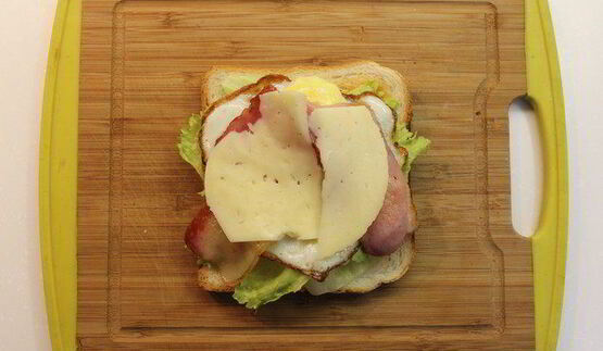 клаб-сэндвич с беконом, яйцом и сыром