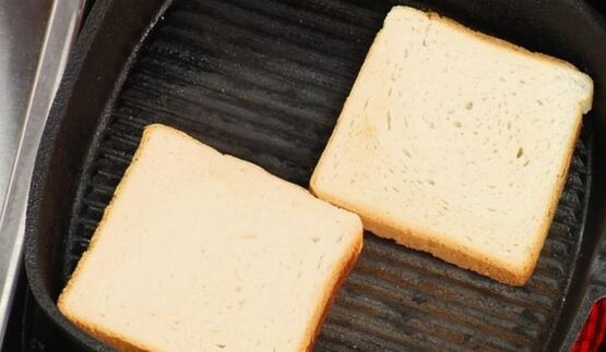 клубный сэндвич с куриным филе, яйцом и беконом