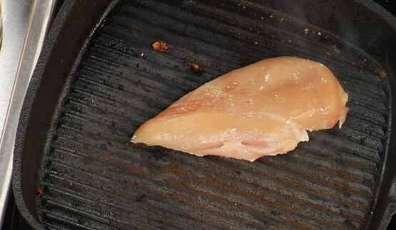 клубный сэндвич с куриным филе, яйцом и беконом