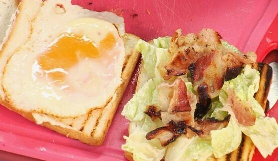 клубный сэндвич с куриным филе, яйцом и беконом