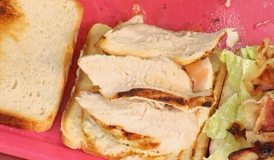 клубный сэндвич с куриным филе, яйцом и беконом