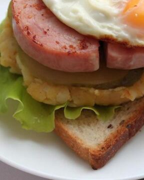 Открытый сэндвич с картофелем и ветчиной