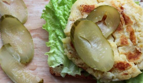 открытый сэндвич с картофелем и ветчиной