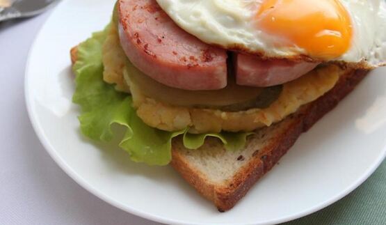 открытый сэндвич с картофелем и ветчиной