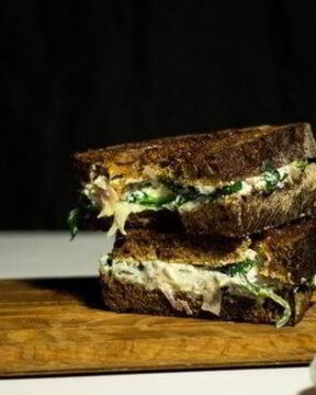 Сэндвич-гриль со шпинатом и фетой