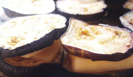 сэндвич из баклажанов с сыром в хрустящей панировке